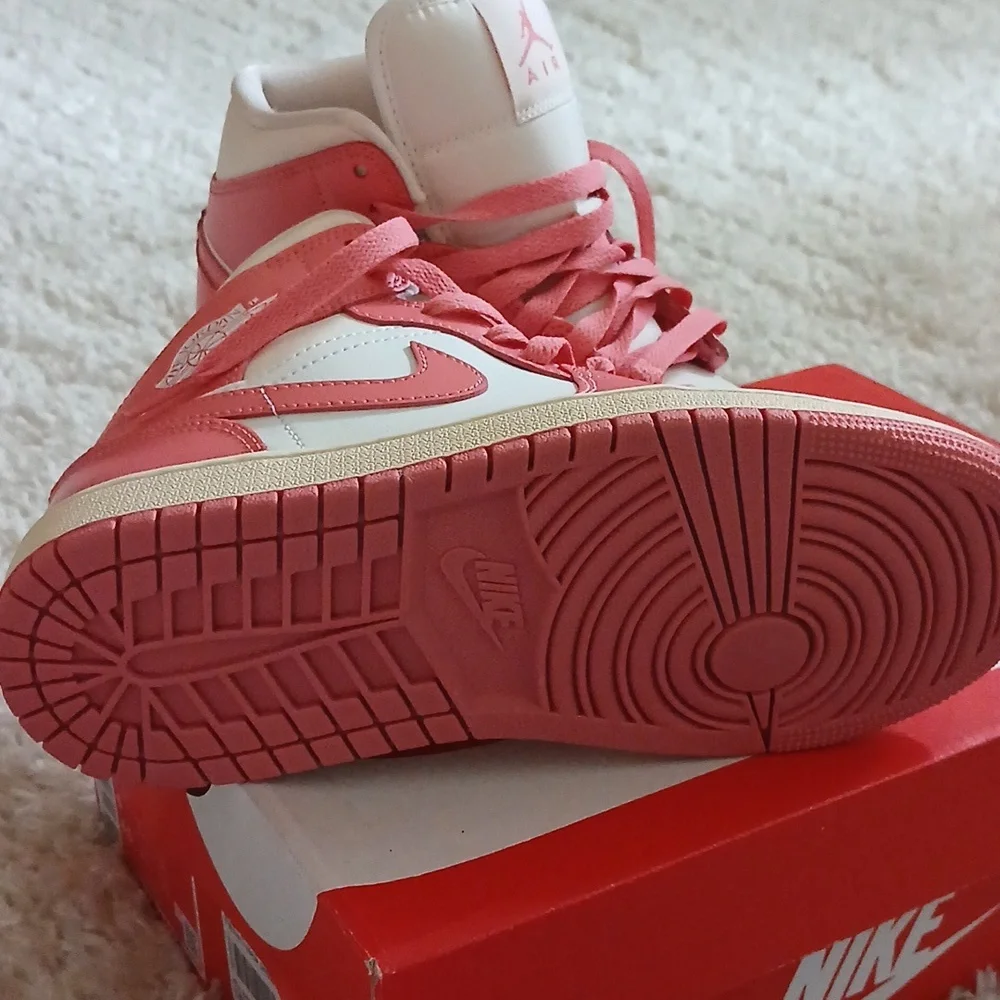 NWOT JORDAN MID 1 - Picture 8 of 8